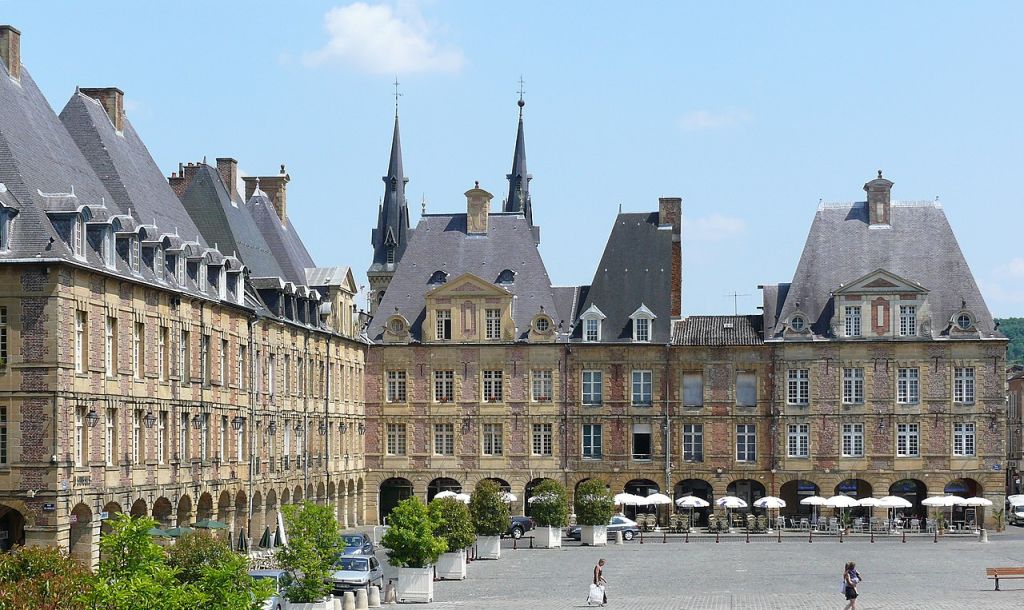 La place ducale à CharlevilleMézières préfecture du département des Ardennes