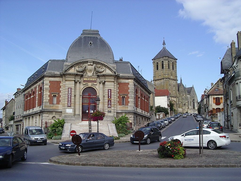 la Bibliothèque et en arrière plan l église saintNicolas Rethel Ardennes  France