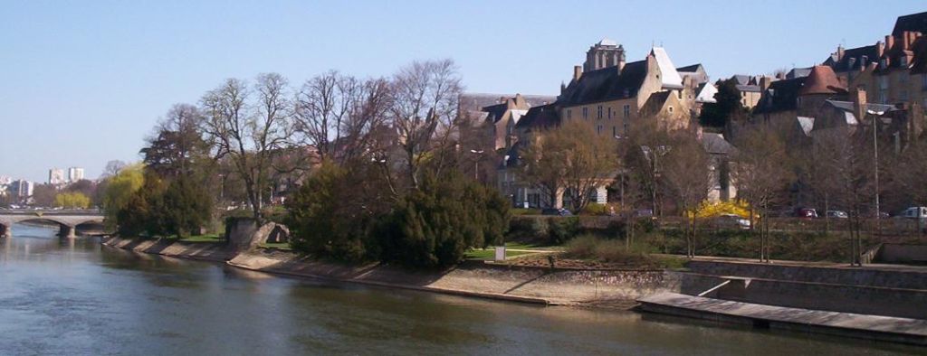 Vue sur la rive gauche de la Sarthe au Mans