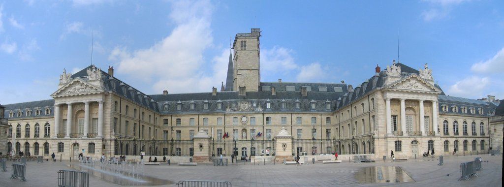 Panoramique du palais des Ducs de Bourgogne à Dijon  Bourgogne  France