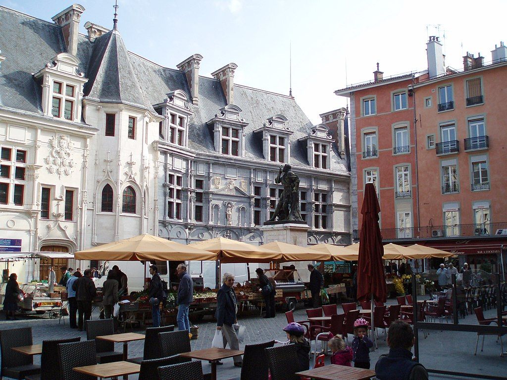 Vue densemble de la place SaintAndré à Grenoble