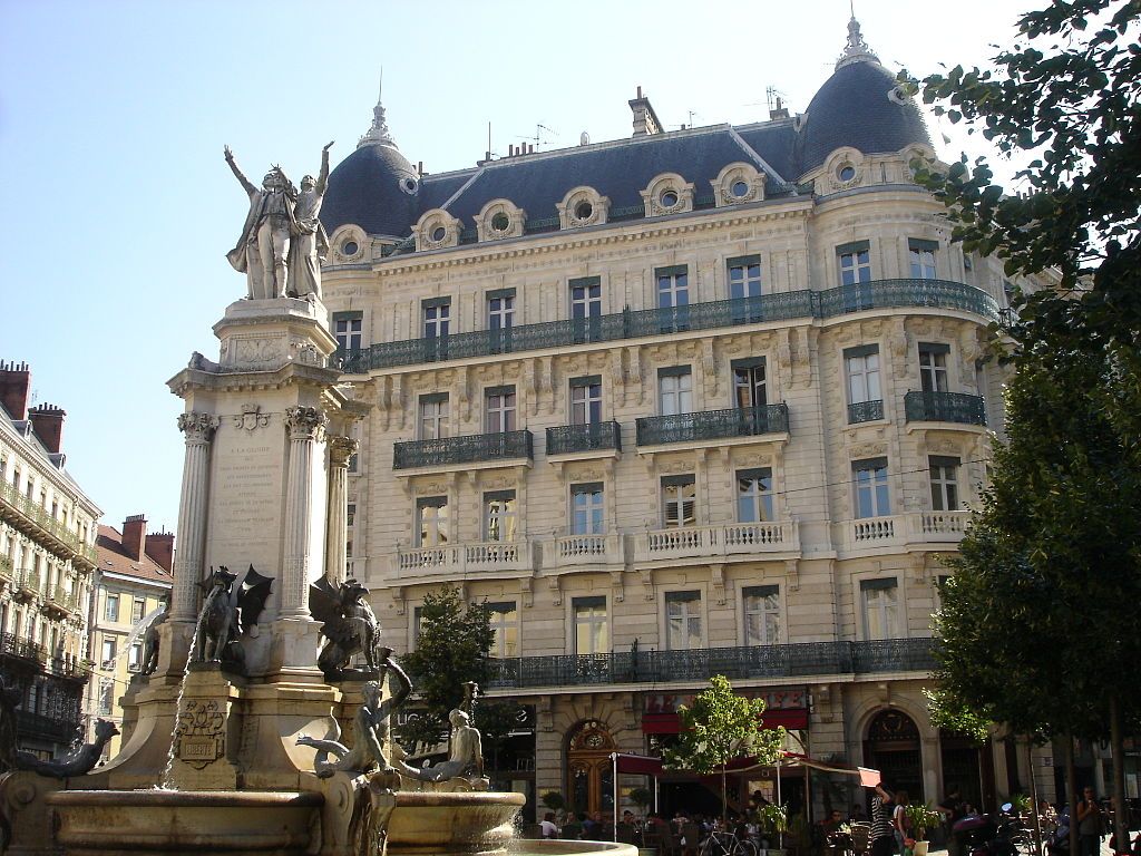 fontaine des trois ordres place NotreDame Grenoble