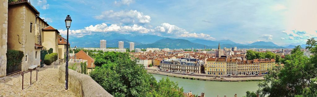 Montée Chalemont à Grenoble Vue sur la ville et la chaîne de Belledonne