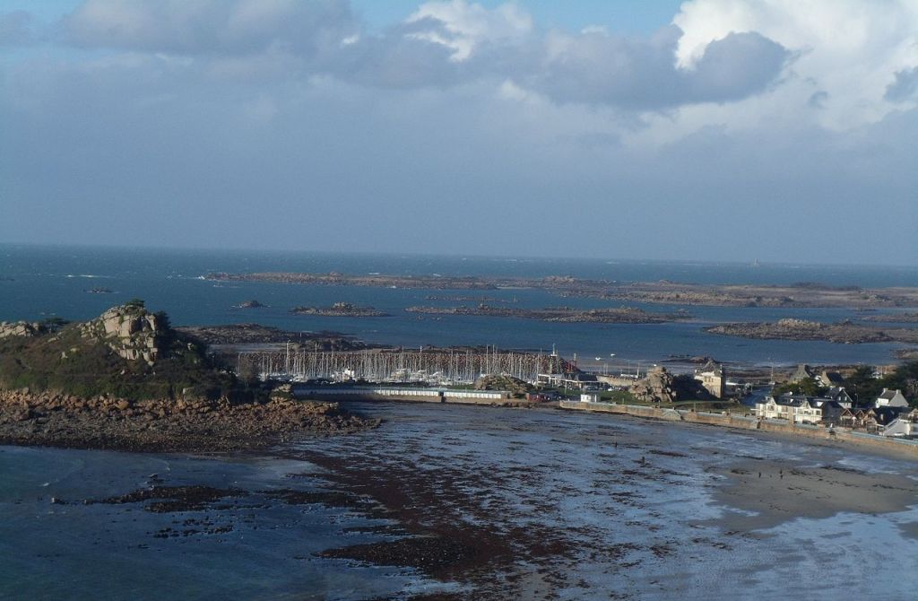 Vue de Trébeurden depuis la pointe de Bihit