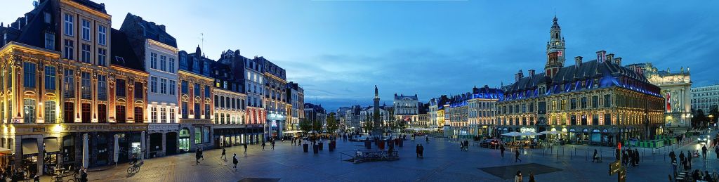 Vue panoramique de la grandplace dans le cœur de Lille quartier LilleCentre la nuit