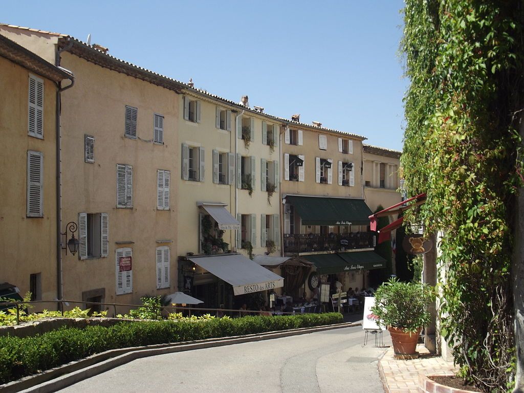 Rue du Maréchal Foch dans le vieuxvillage de Mougins AlpesMaritimes