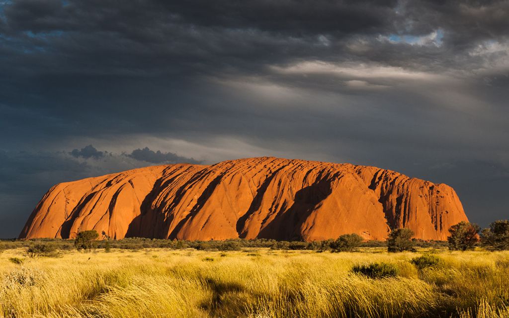 UluruAyers Rock est un symbole de lAustralie et un lieu sacré aborigène