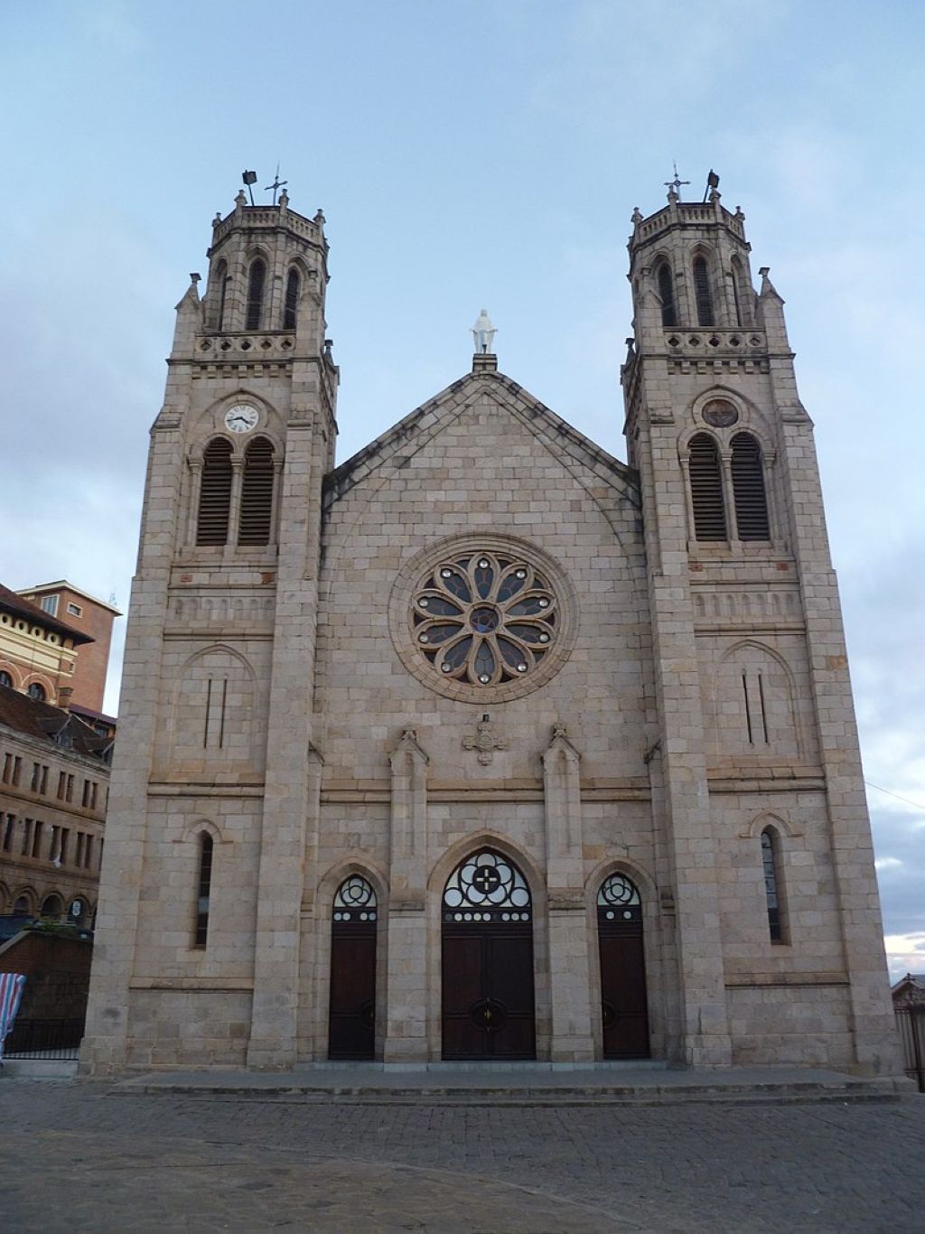 Cathédrale Marie Immaculée Conception Andohalo  Façade dans laxe  Antananarivo