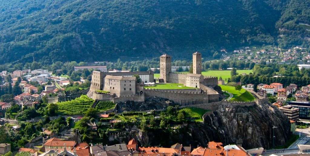 Le château de Castelgrande vu depuis le Château de Montebello Suisse
