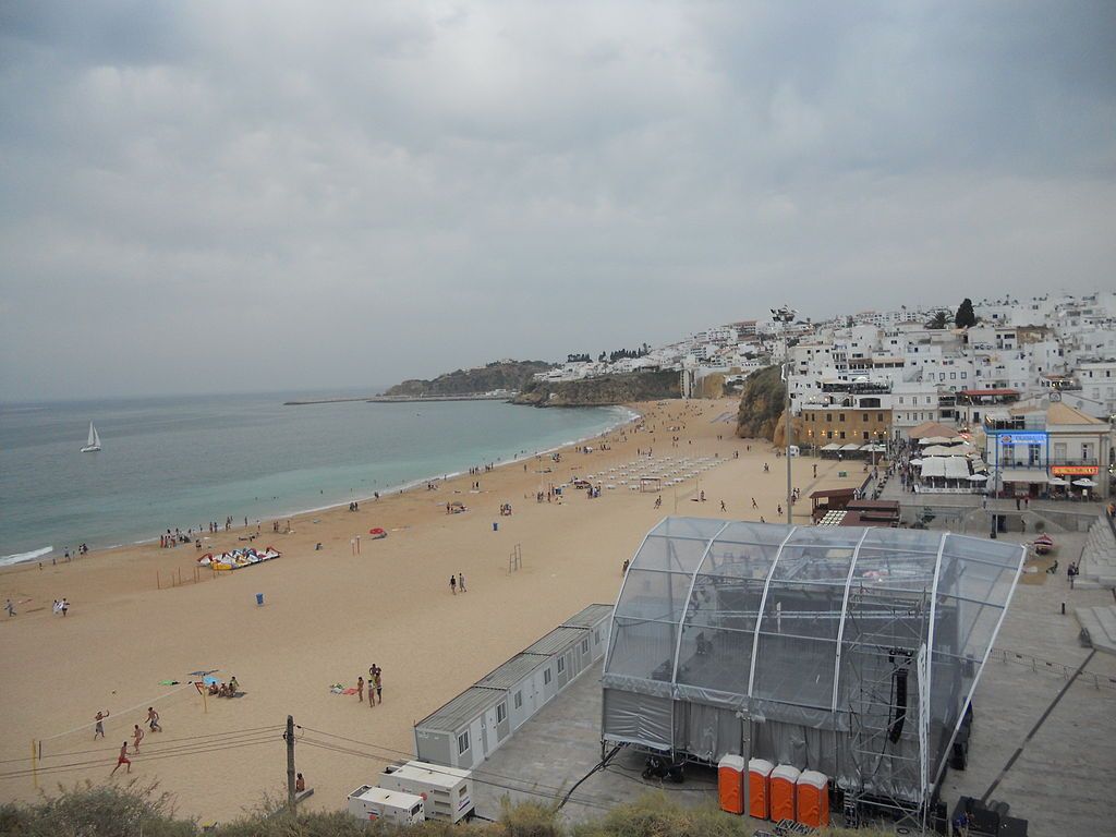 Albufeira  La plage des pêcheurs sous les nuages 