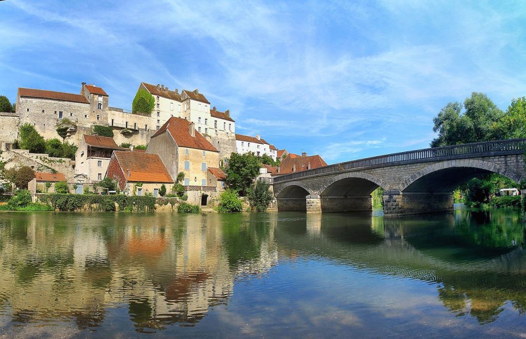 Pesmes le château et le pont