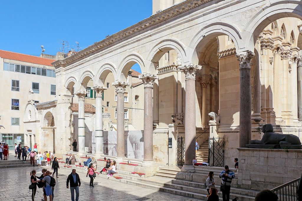 Colonnade est du péristyle au Palais de Dioclétien Split Croatie