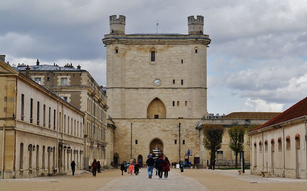 incennes Château de Vincennes Innenhof Tour du Village