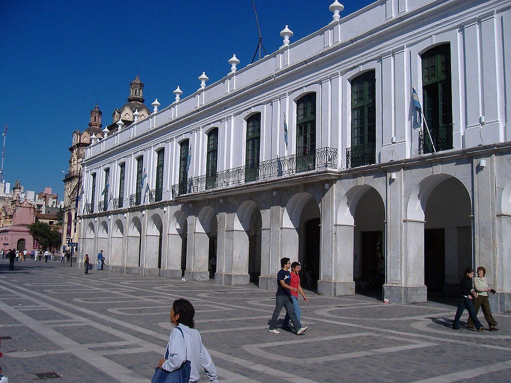 Le Cabildo sur la Plaza San Martín  on distingue à larrièreplan les tours de la cathédrale