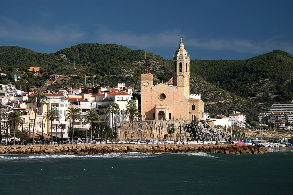 Sitges et de léglise de SaintBarthélemy et SainteThècle depuis la mer
