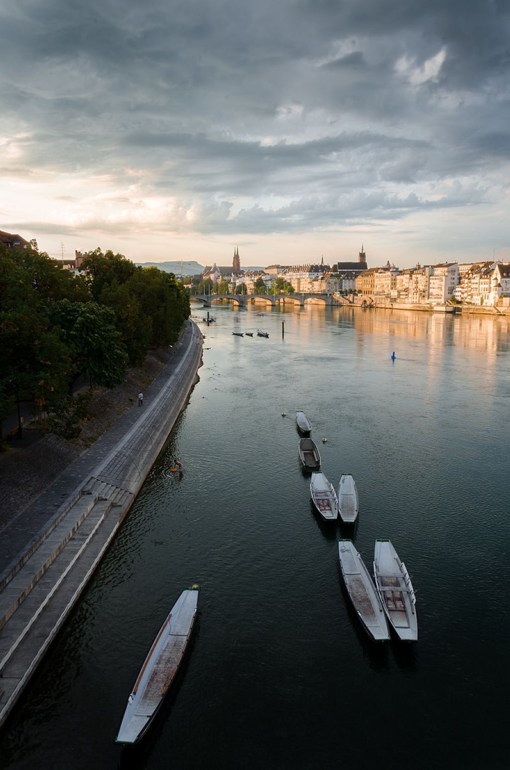 Le Rhin avec la vieille ville à droite