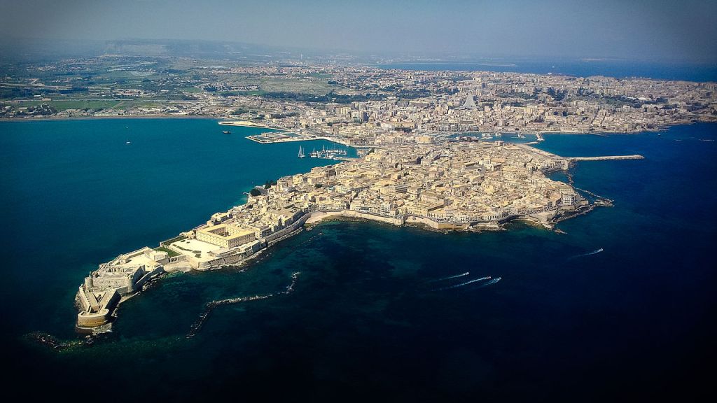 Vue aérienne de la ville avec lîle dOrtygie au premier plan