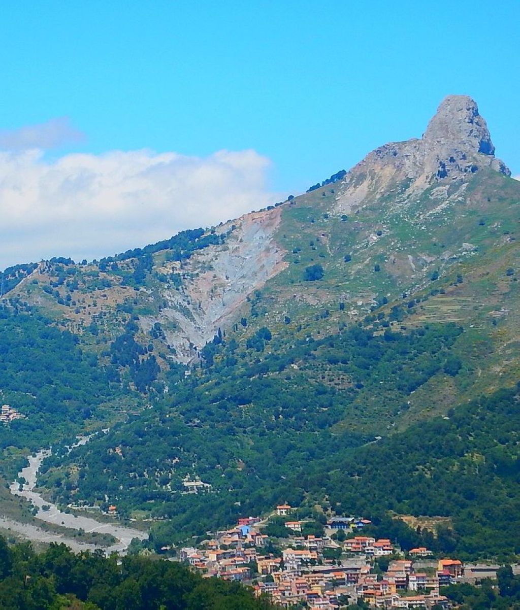 Rocca Novara aussi appelé Rocca Salvatesta Monts Péloritains