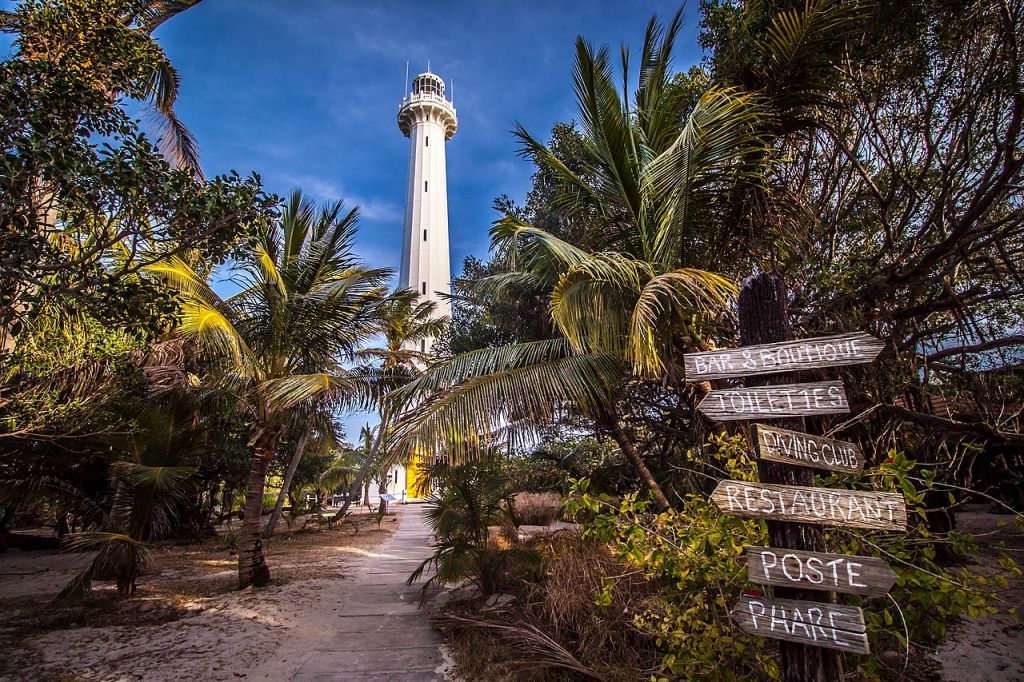 Nouvelle Calédonie  Le phare de laire naturelle protégée de lilot Amédée