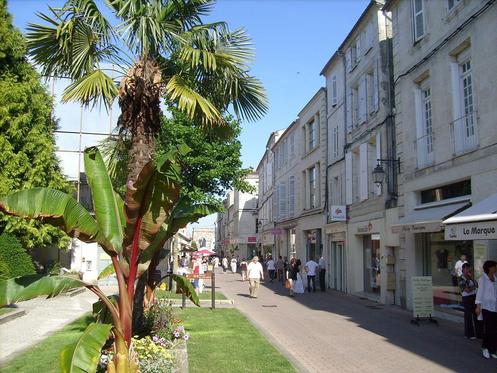 La rue Victor Hugo à Saintes