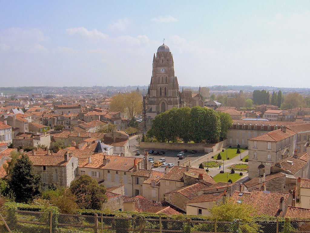 Panorama sur la vieille ville de Saintes et la cathédrale SaintPierre