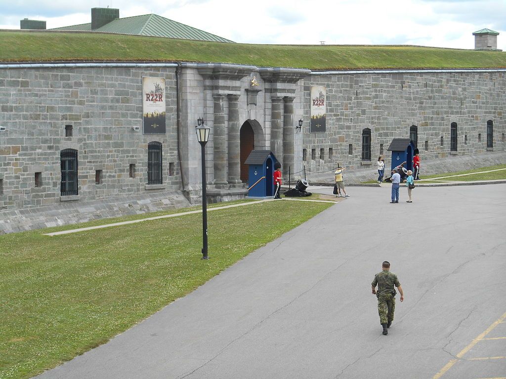 Lentrée de la Citadelle de Québec gardée par des soldats habillés à langlaise