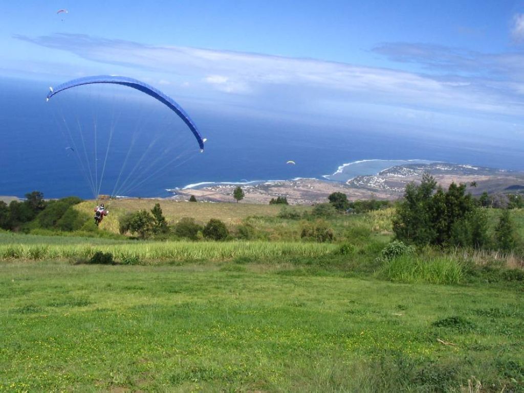 Un parapentiste en descente sur SaintLeu