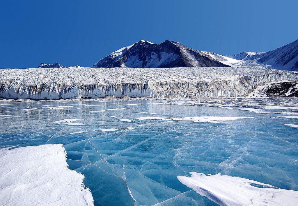 Le lac Fryxell en Antarctique recouvert de glace