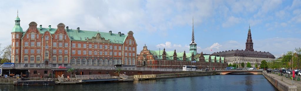 Le Børsen au centre et le château de Christiansborg à droite