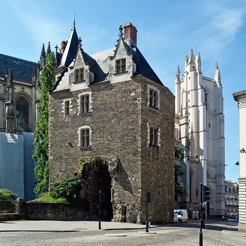 Porte SaintPierre située Place du MaréchalFoch Nantes LoireAtlantique