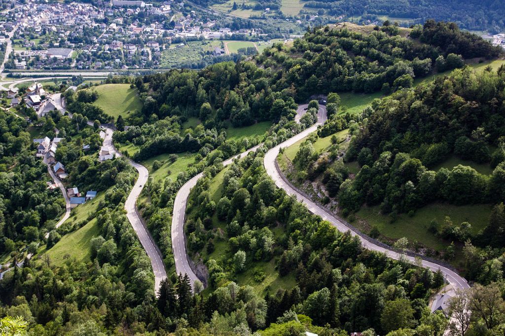 Les premiers lacets de la montée vers lAlpe dHuez et Le Bourg dOisans