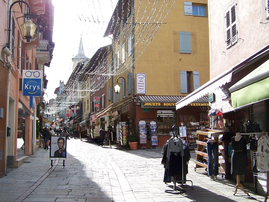 Rue commerçante de BourgSaintMaurice en Savoie 