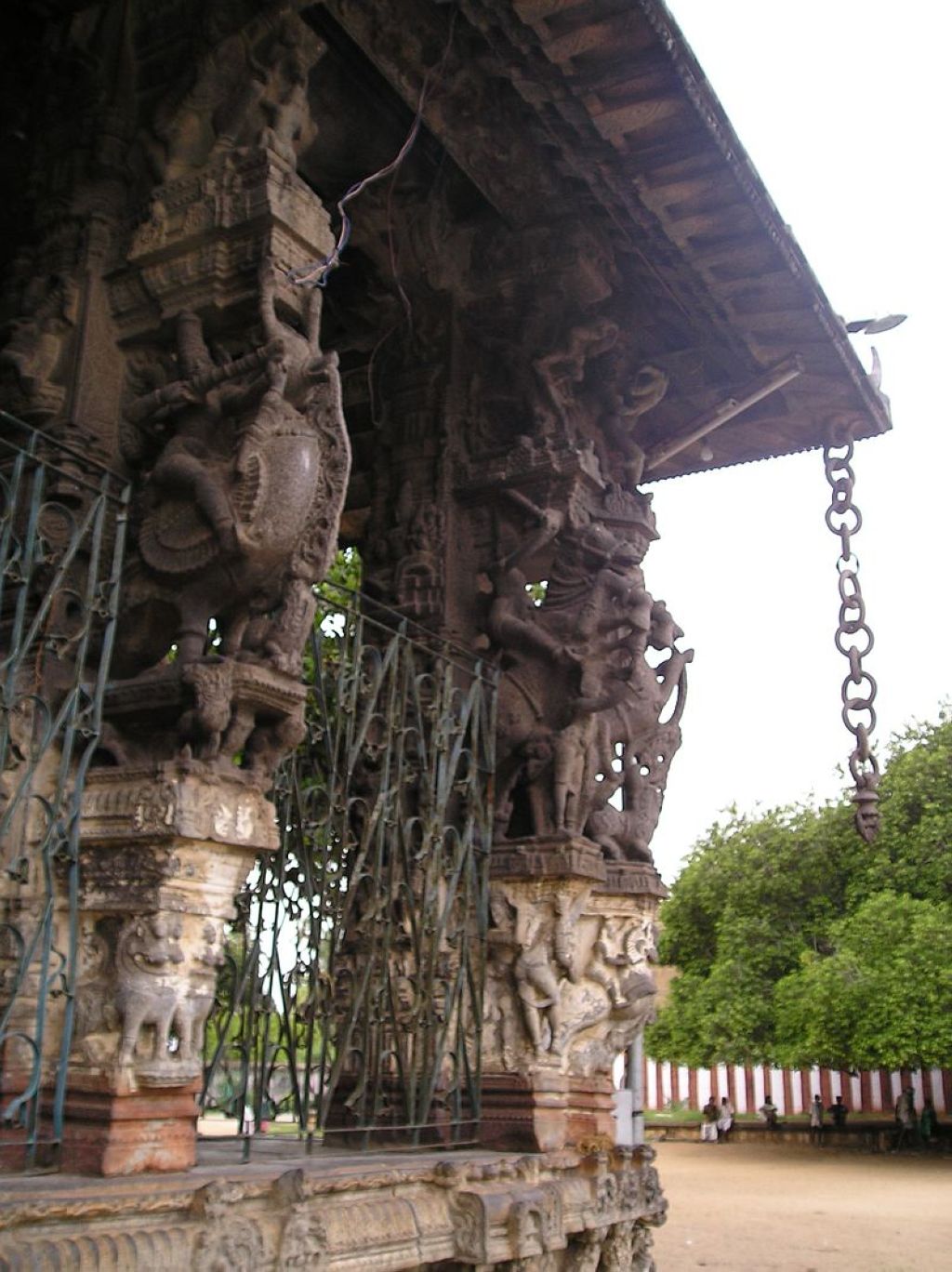 Sculpted pillars and stone chain in Varadharaja Perumal Temple