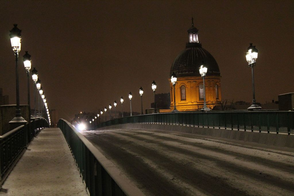 Le dôme de la Grave enneigé avec le Pont SaintPierre Toulouse