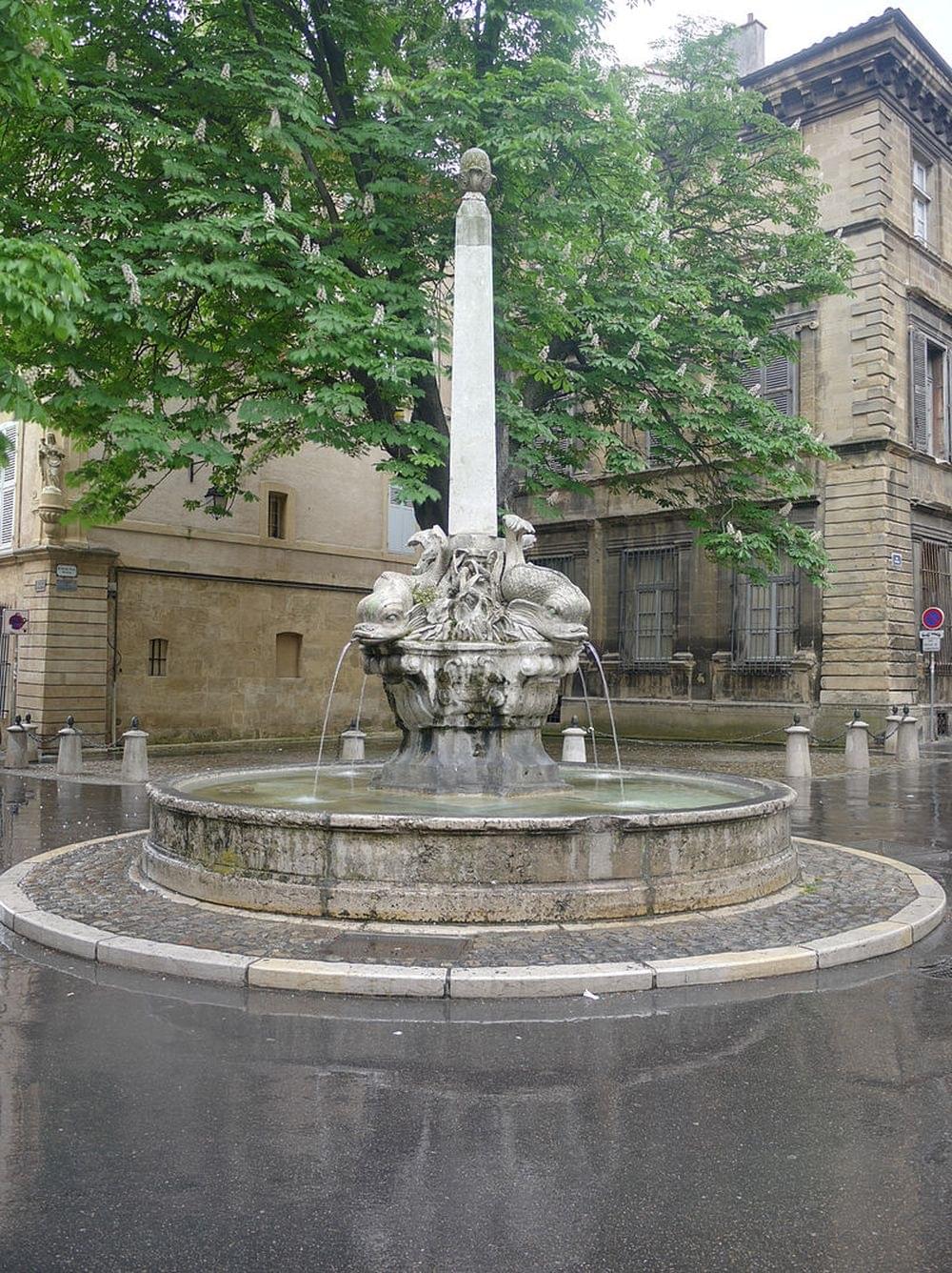Place et fontaine des 4 Dauphins