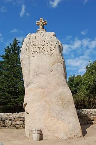 La Chapelle et le Menhir de St Uzec