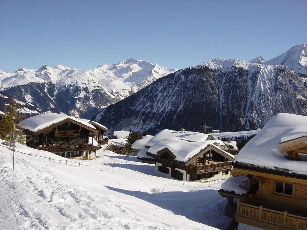 Les chalets de Courchevel sous la neige