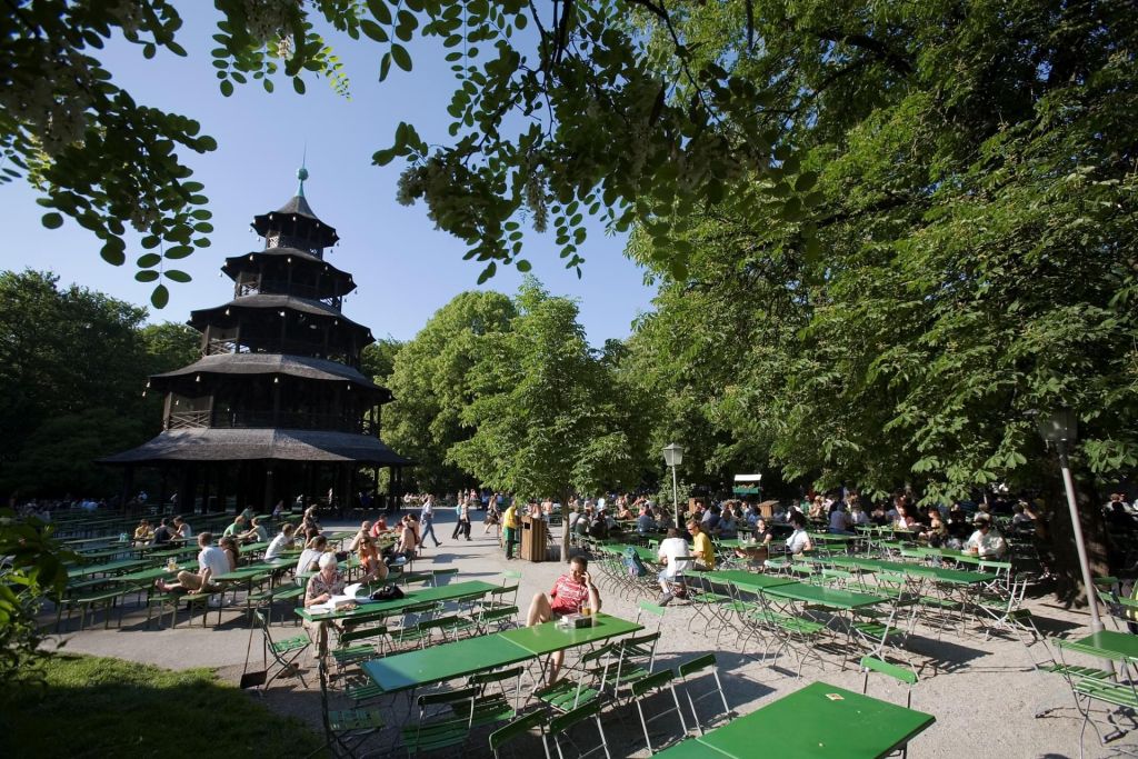 Tour chinoise et jardin à bière dans le jardin anglais