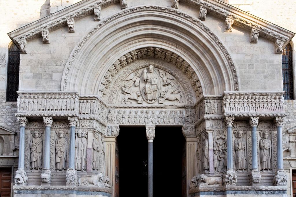 Portail de léglise Sainte Trophime