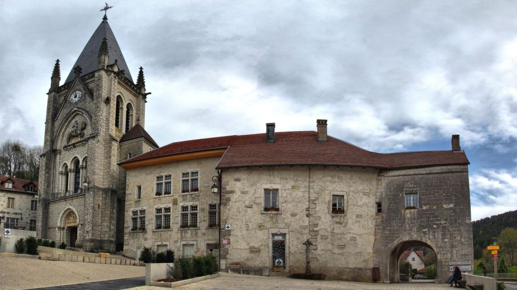 Labbaye et le cloître de Montbenoît