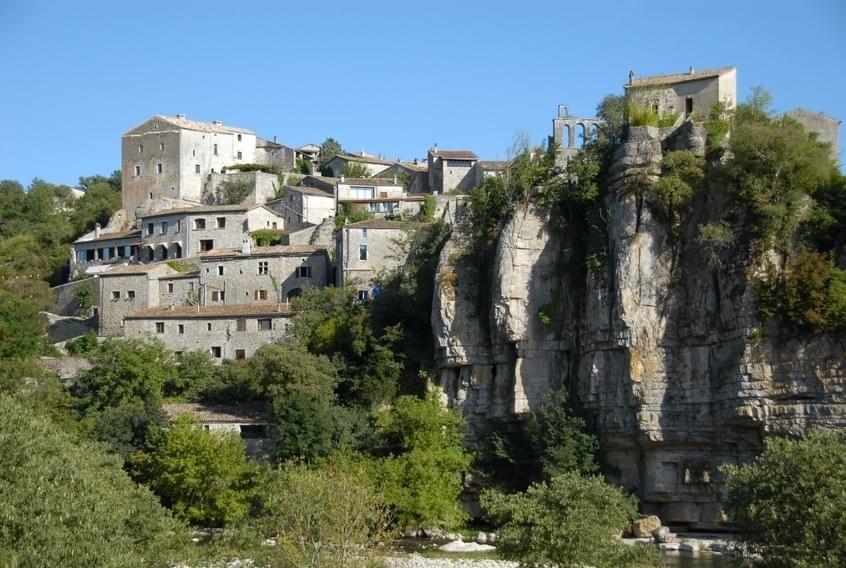 Le village sur son éperon rocheux