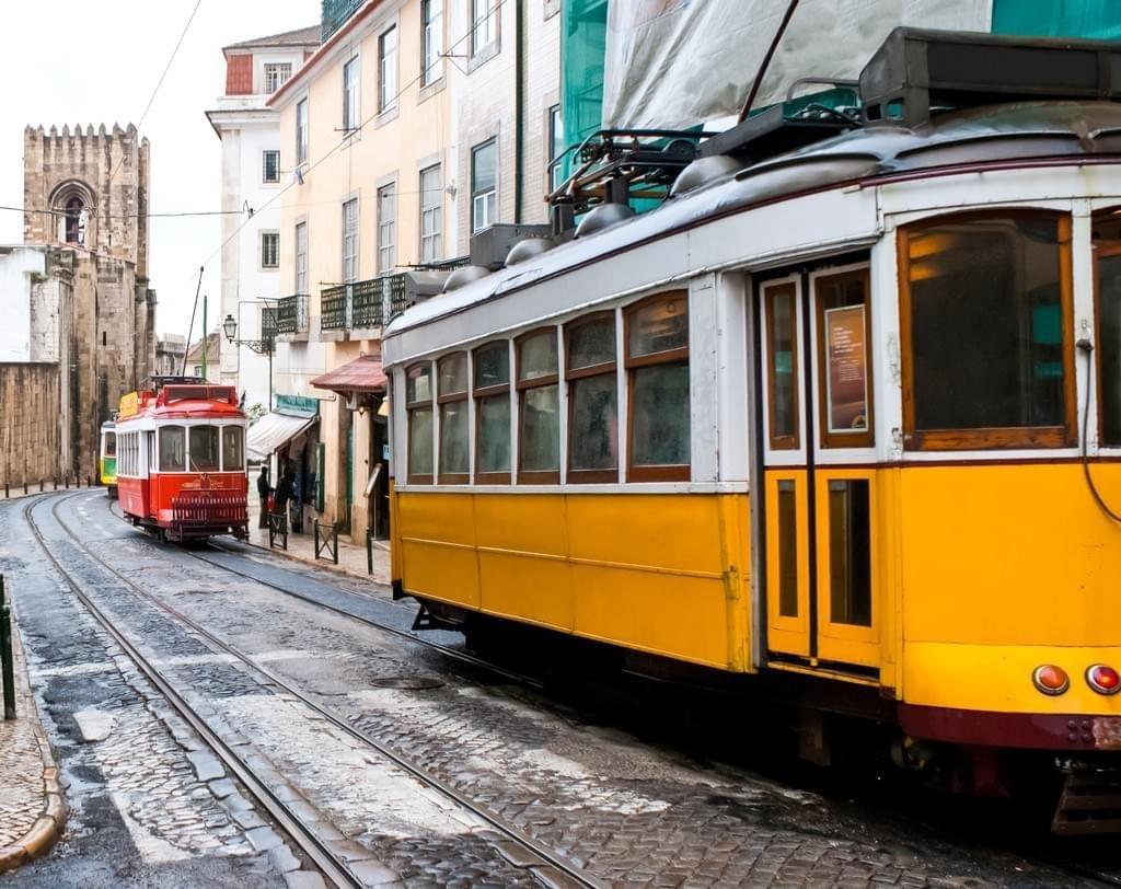Trams gravissant l'Alfama