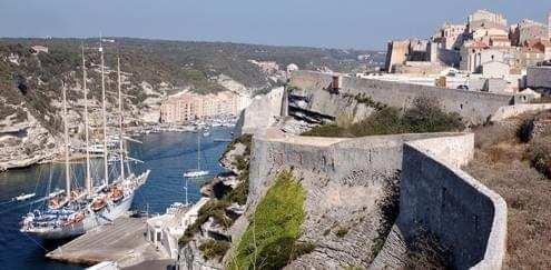 Derrière les hauteurs de Bonifacio, le port