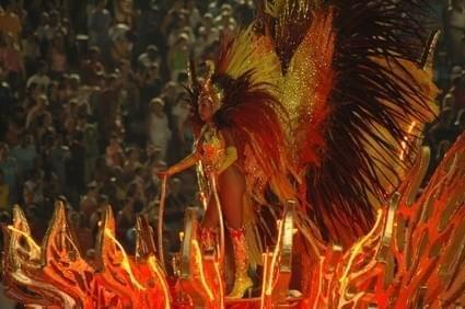 Le défilé du carnaval et les chars flamboyants