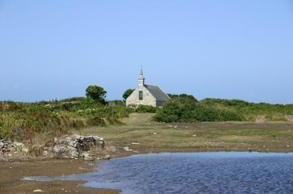 Une petite église sur l'île de Sein
