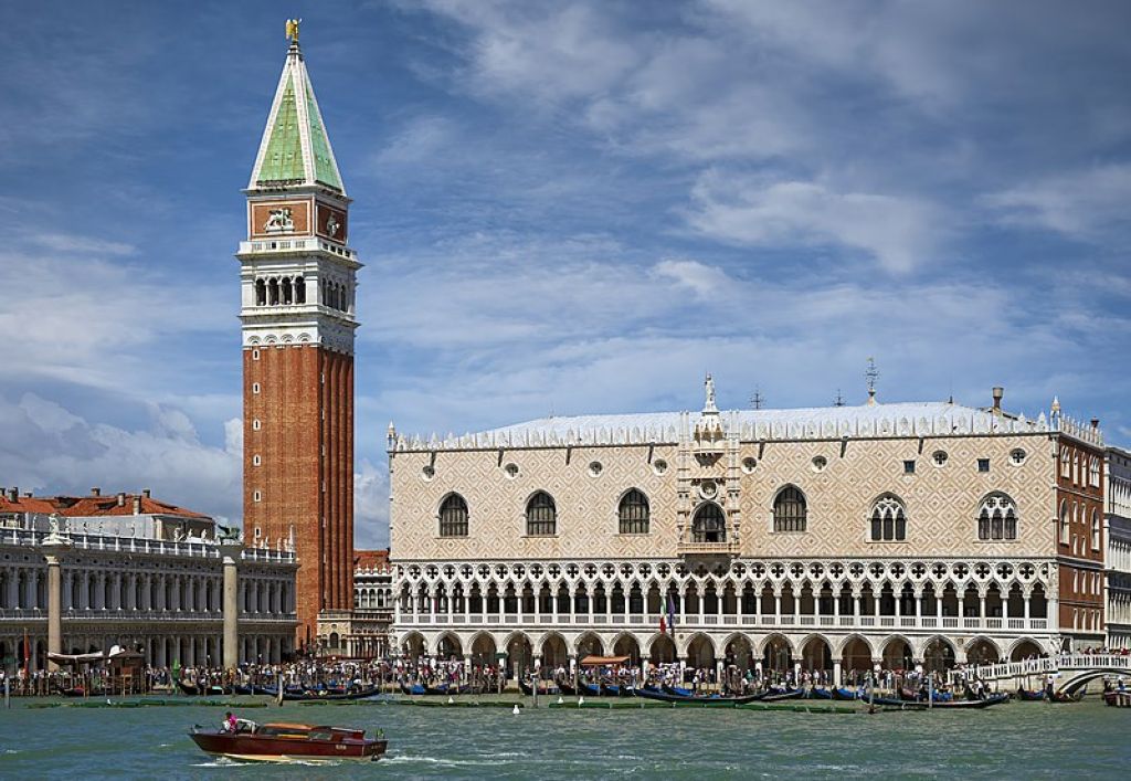 Venice Doges Palace and campanile of St Marks Basilica facing the sea Palais Des Doges