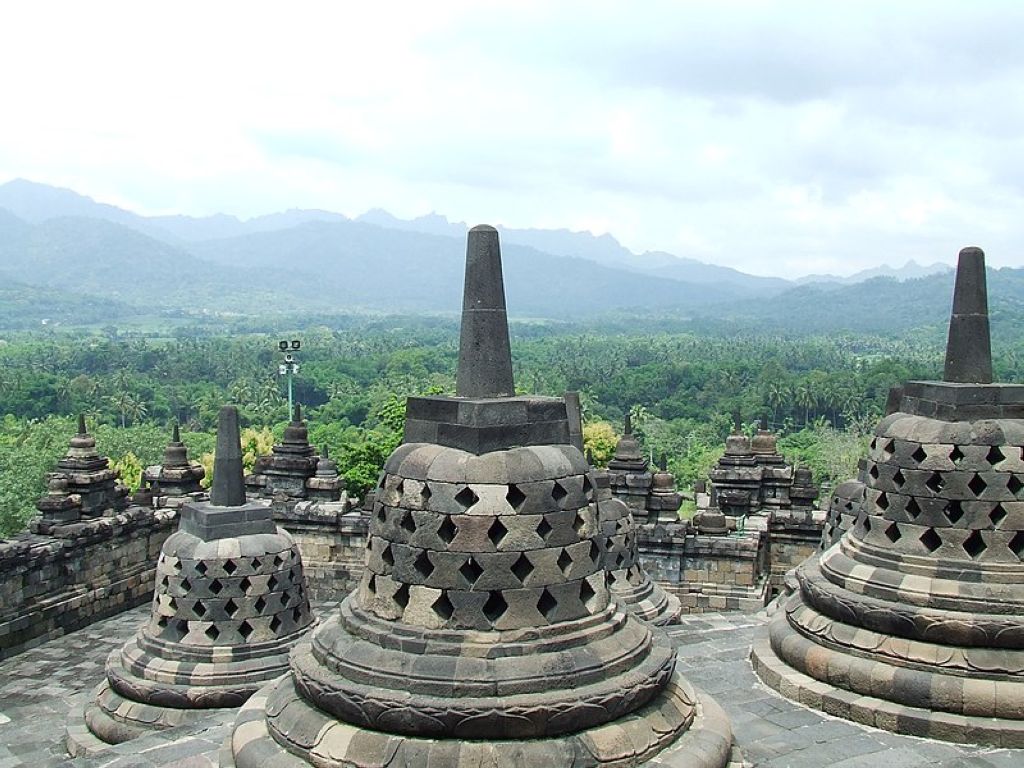 Les stūpas de Borobudur restèrent à labandon pendant des siècles Ensemble De Borobudur
