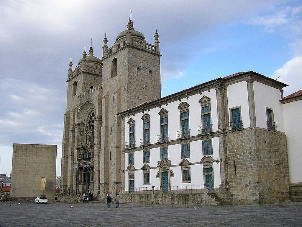 Terreiro da Sé in Porto Portugal Cathédrale De Porto  La Sé