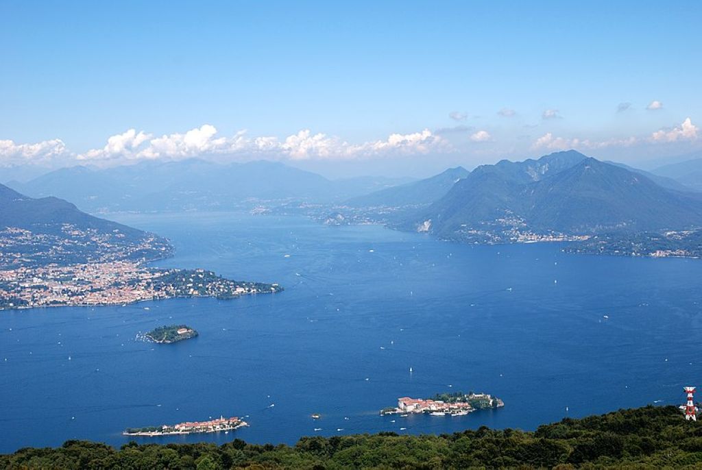Vue panoramique sur le lac Majeur et ses îles. Le Lac Majeur