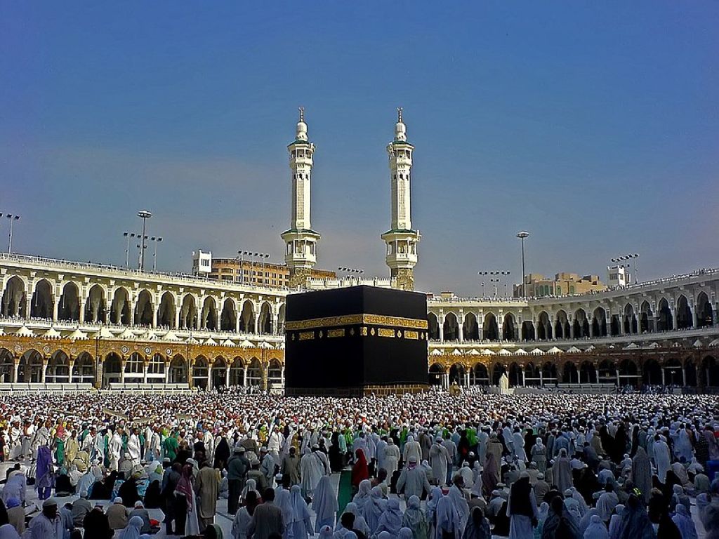 Pilgrims performing Tawaf circumambulating the Kaaba La Mecque